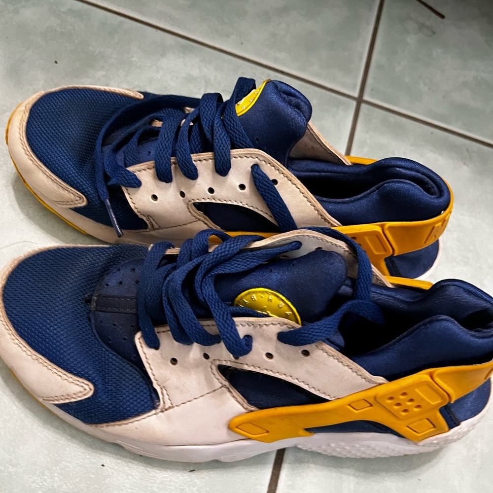 Nike hurrache shoes size 6 youth boys